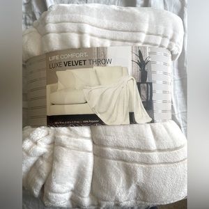 LIFE COMFORT • luxe velvet throw • OFF WHITE 60x70